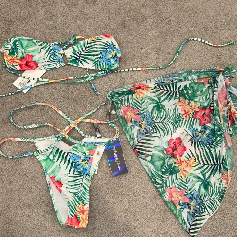 👙3 PIECE 🌺TROPICAL BIKINI AND WRAP SET👙🌺 NWT